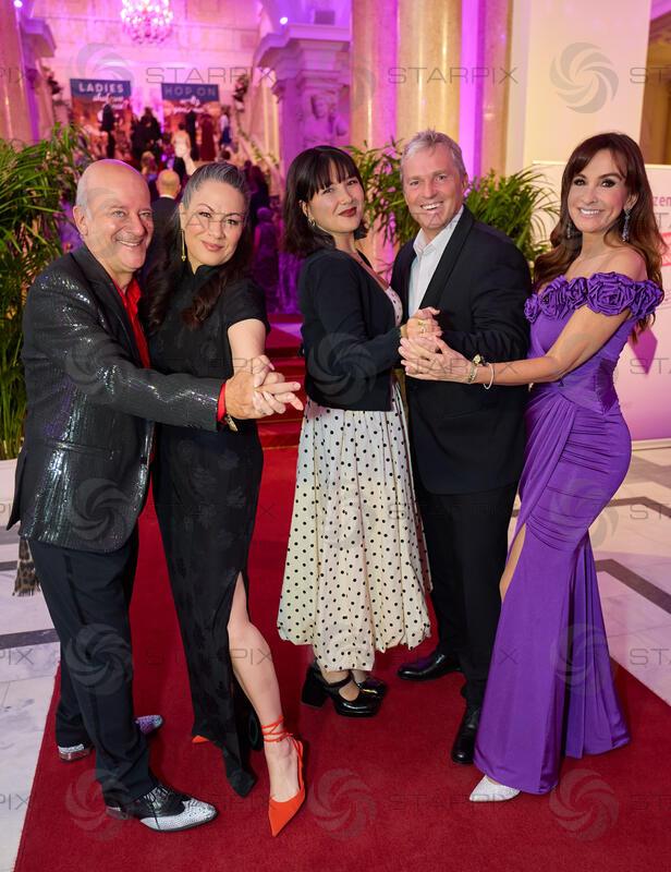 Copyright: Starpix / A. Tuma, 18.04.2026 Wien ,   Andy Lee LANG, Shannon LEE und Tochter Wren KEASLER, Manfred BAUMANN, Nelly BAUMANN, tanzen,   19. DAC ( Dancer Agains Cancer Ball) in der Wiener Hofburg