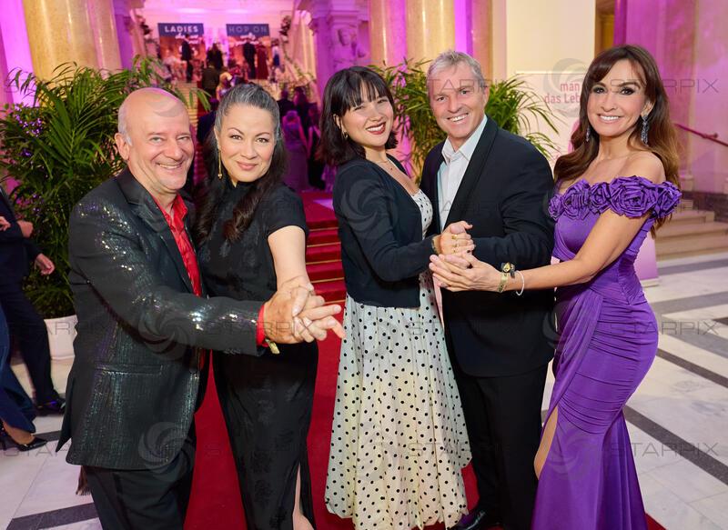 Copyright: Starpix / A. Tuma, 18.04.2026 Wien ,   Andy Lee LANG, Shannon LEE und Tochter Wren KEASLER, Manfred BAUMANN, Nelly BAUMANN, tanzen,   19. DAC ( Dancer Agains Cancer Ball) in der Wiener Hofburg