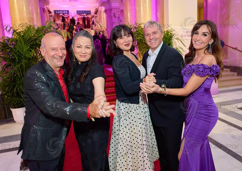 Copyright: Starpix / A. Tuma, 18.04.2026 Wien ,   Andy Lee LANG, Shannon LEE und Tochter Wren KEASLER, Manfred BAUMANN, Nelly BAUMANN, tanzen,   19. DAC ( Dancer Agains Cancer Ball) in der Wiener Hofburg