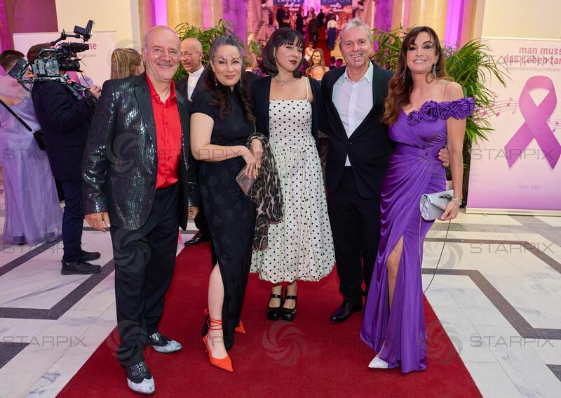 Copyright: Starpix / A. Tuma, 18.04.2026 Wien ,   Andy Lee LANG, Shannon LEE und Tochter Wren KEASLER, Manfred BAUMANN, Nelly BAUMANN,    19. DAC ( Dancer Agains Cancer Ball) in der Wiener Hofburg
