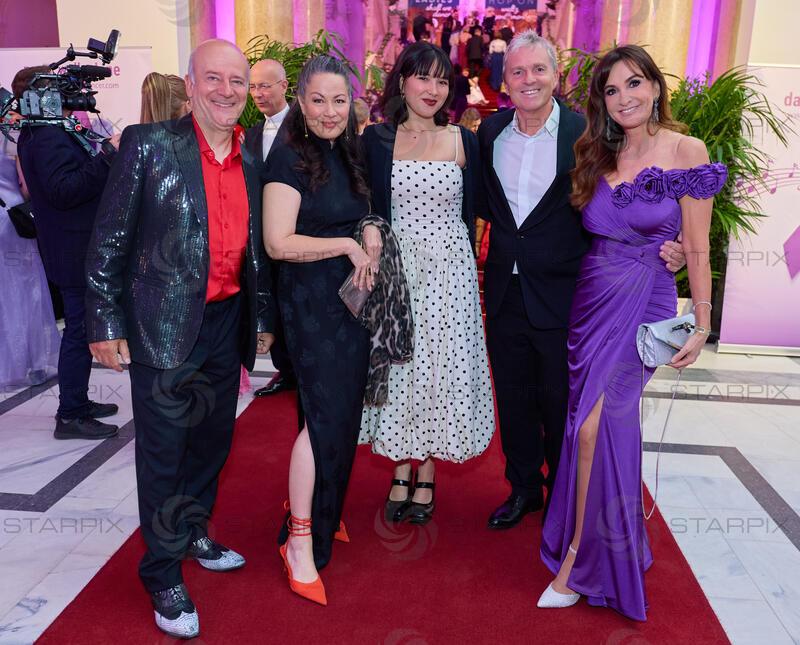 Copyright: Starpix / A. Tuma, 18.04.2026 Wien ,   Andy Lee LANG, Shannon LEE und Tochter Wren KEASLER, Manfred BAUMANN, Nelly BAUMANN,    19. DAC ( Dancer Agains Cancer Ball) in der Wiener Hofburg