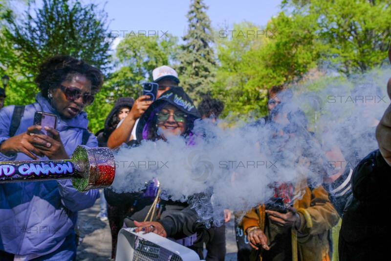 New Yorkers celebrate 4/20 day in Washington Square Park