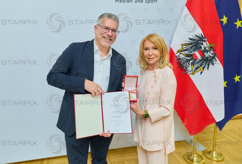 Copyright: Starpix / A. Tuma, 29.04.2026 Wien ,  Michael PAUSER, Gerda ROGERS, Orden, Goldenes Ehrenzeichen der Republik Österreich an Gerda Rogers im Haus des Sports