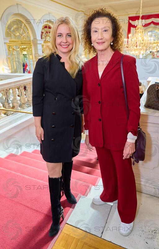 Copyright: Starpix / A. Tuma, 29.04.2026 Wien ,  Iva SCHELL, Konstanze BREITEBNER; Goldenes Ehrenzeichen der Republik Österreich an Gerda Rogers im Haus des Sports