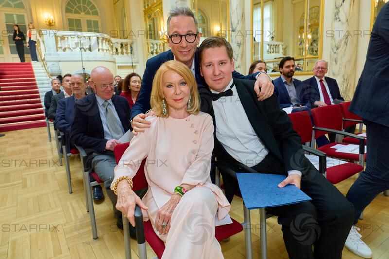 Copyright: Starpix / A. Tuma, 29.04.2026 Wien ,  Gerda ROGERS, Peter L. EPPINGER,  Clemens TRISCHLER, Goldenes Ehrenzeichen der Republik Österreich an Gerda Rogers im Haus des Sports