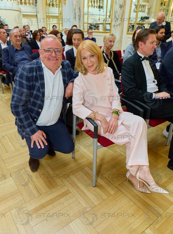 Copyright: Starpix / A. Tuma, 29.04.2026 Wien ,  Albert MALLI und Gerda ROGERS, Goldenes Ehrenzeichen der Republik Österreich an Gerda Rogers im Haus des Sports