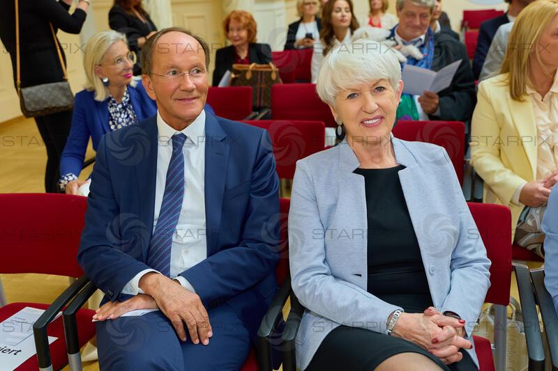 Copyright: Starpix / A. Tuma, 29.04.2026 Wien ,  Ernst MINAR, Maria RAUCH KALLAT,  Goldenes Ehrenzeichen der Republik Österreich an Gerda Rogers im Haus des Sports