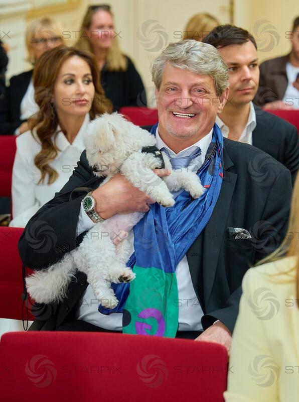 Copyright: Starpix / A. Tuma, 29.04.2026 Wien ,  Dieter CHMELAR, mit Hund, Goldenes Ehrenzeichen der Republik Österreich an Gerda Rogers im Haus des Sports