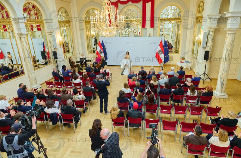 Copyright: Starpix / A. Tuma, 29.04.2026 Wien ,  Eva WILDFELLNER,  Übersicht Saal, Goldenes Ehrenzeichen der Republik Österreich an Gerda Rogers im Haus des Sports