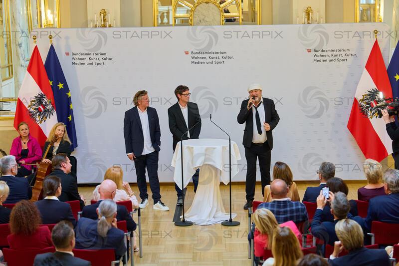 Copyright: Starpix / A. Tuma, 29.04.2026 Wien ,   Comedy Hirten ( Christian SCHWAB, Herbert HAIDER,   Peter MOIZI,),  Goldenes Ehrenzeichen der Republik Österreich an Gerda Rogers im Haus des Sports