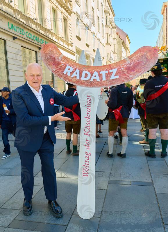 Copyright: Starpix / A. Tuma, 30.04.2026 Wien ,  Franz RADATZ,  Radetzky Marsch zum Welttag der Käsekrainer mit Robert Palfrader beim Würstelstand "Zum Kaiser"