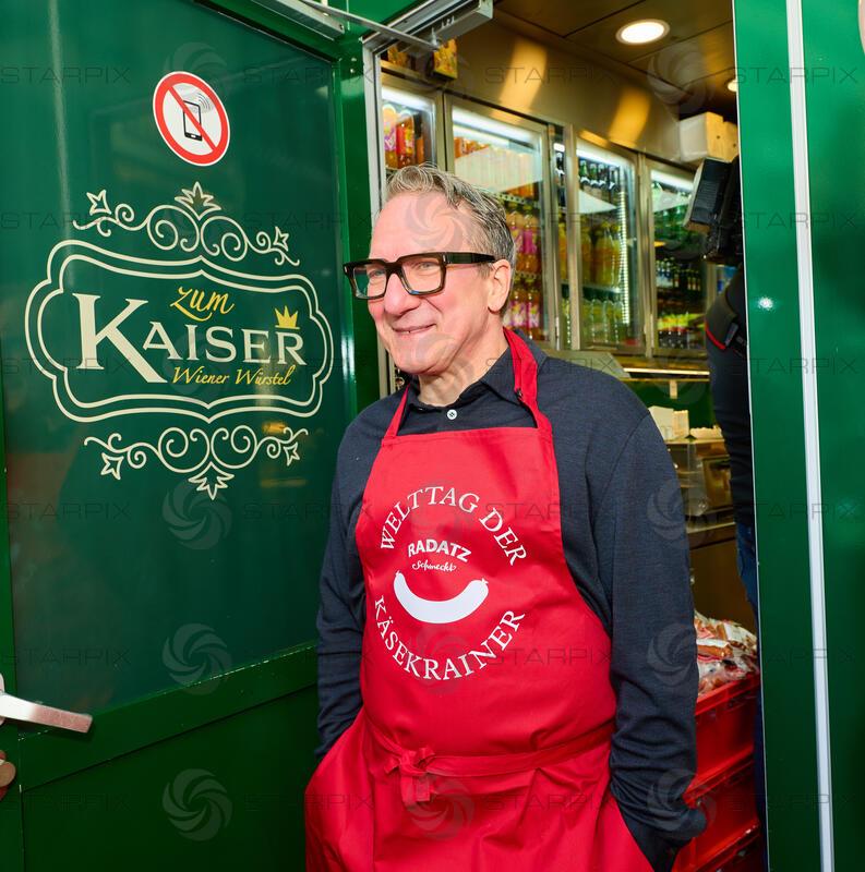 Copyright: Starpix / A. Tuma, 30.04.2026 Wien ,  Robert PALFRADER, Radetzky Marsch zum Welttag der Käsekrainer mit Robert Palfrader beim Würstelstand "Zum Kaiser"