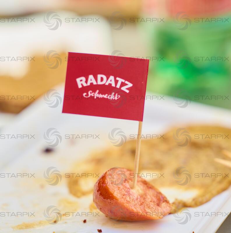 Copyright: Starpix / A. Tuma, 30.04.2026 Wien ,  Käsekrainer mit Fahne,  Radetzky Marsch zum Welttag der Käsekrainer mit Robert Palfrader beim Würstelstand "Zum Kaiser"