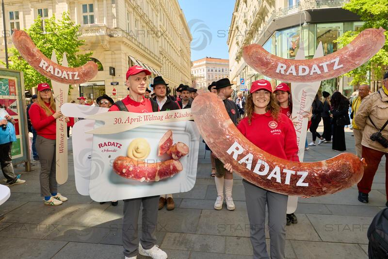 Copyright: Starpix / A. Tuma, 30.04.2026 Wien ,   Radetzky Marsch zum Welttag der Käsekrainer mit Robert Palfrader beim Würstelstand "Zum Kaiser"