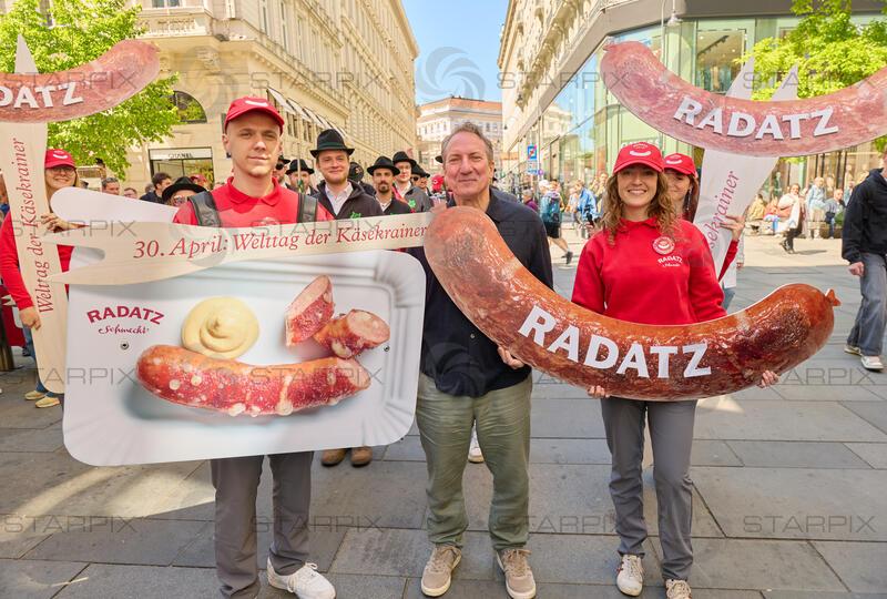 Copyright: Starpix / A. Tuma, 30.04.2026 Wien ,  Robert PALFRADER, Radetzky Marsch zum Welttag der Käsekrainer mit Robert Palfrader beim Würstelstand "Zum Kaiser"