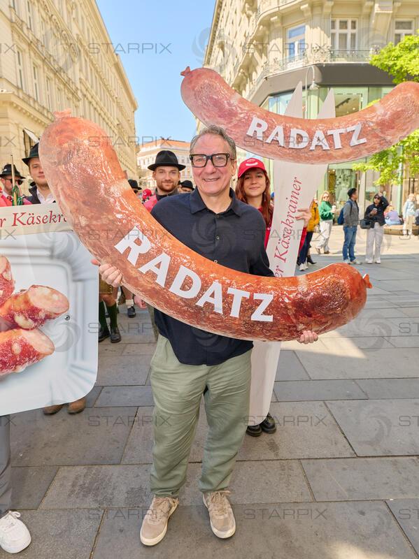 Copyright: Starpix / A. Tuma, 30.04.2026 Wien ,  Robert PALFRADER, Radetzky Marsch zum Welttag der Käsekrainer mit Robert Palfrader beim Würstelstand "Zum Kaiser"