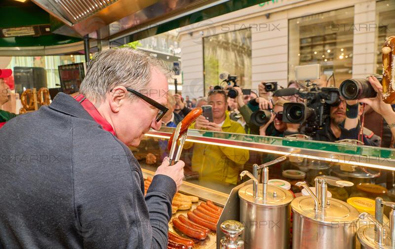 Copyright: Starpix / A. Tuma, 30.04.2026 Wien ,  Robert PALFRADER, Radetzky Marsch zum Welttag der Käsekrainer mit Robert Palfrader beim Würstelstand "Zum Kaiser"