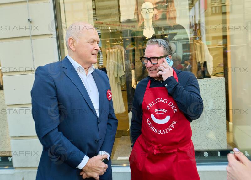 Copyright: Starpix / A. Tuma, 30.04.2026 Wien ,  Franz RADATZ, Robert PALFRADER, Radetzky Marsch zum Welttag der Käsekrainer mit Robert Palfrader beim Würstelstand "Zum Kaiser"