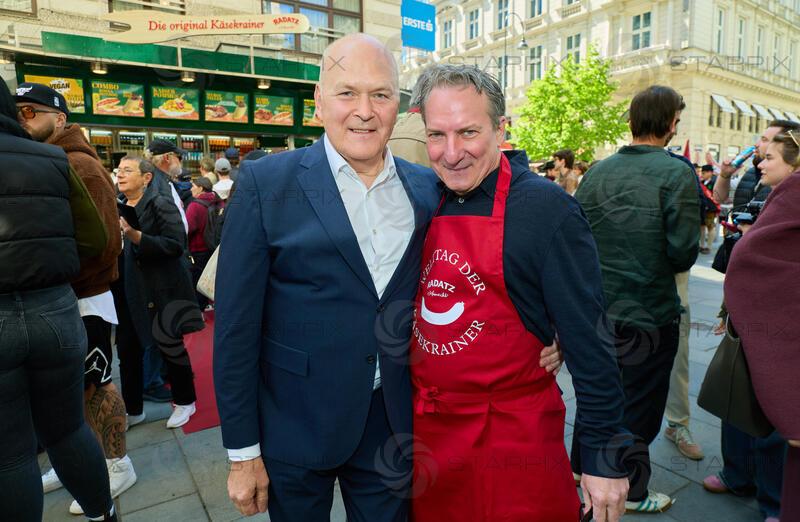 Copyright: Starpix / A. Tuma, 30.04.2026 Wien ,  Franz RADATZ, Robert PALFRADER, Radetzky Marsch zum Welttag der Käsekrainer mit Robert Palfrader beim Würstelstand "Zum Kaiser"
