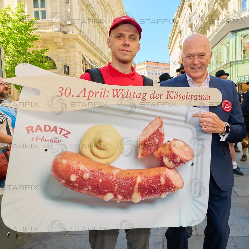 Copyright: Starpix / A. Tuma, 30.04.2026 Wien ,  Franz RADATZ,  Radetzky Marsch zum Welttag der Käsekrainer mit Robert Palfrader beim Würstelstand "Zum Kaiser"