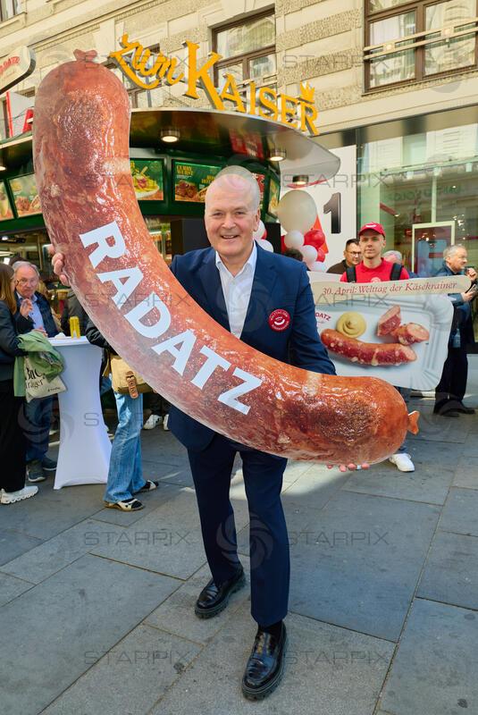 Copyright: Starpix / A. Tuma, 30.04.2026 Wien ,  Franz RADATZ,  Radetzky Marsch zum Welttag der Käsekrainer mit Robert Palfrader beim Würstelstand "Zum Kaiser"