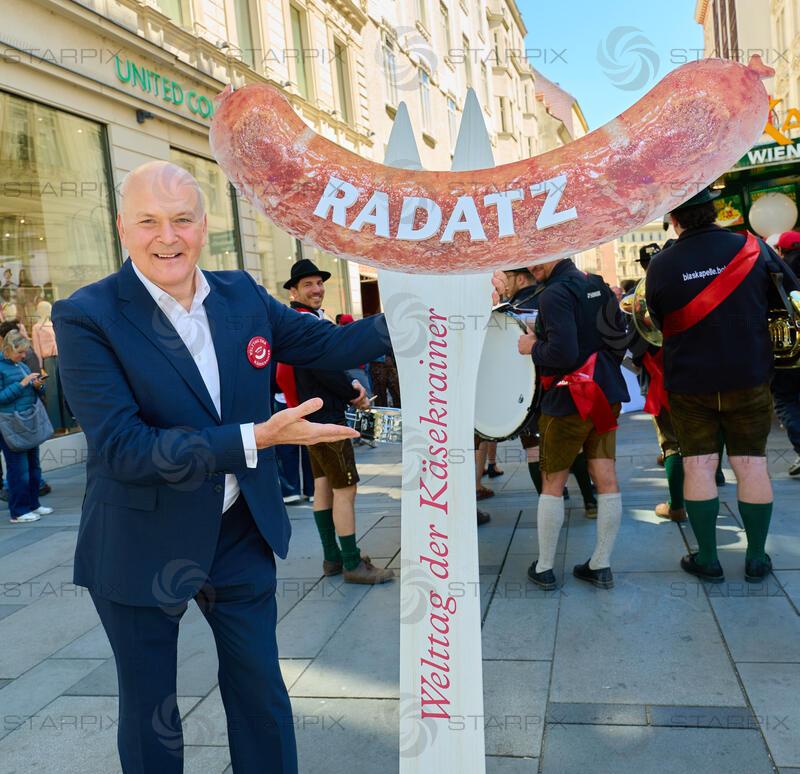 Copyright: Starpix / A. Tuma, 30.04.2026 Wien ,  Franz RADATZ,  Radetzky Marsch zum Welttag der Käsekrainer mit Robert Palfrader beim Würstelstand "Zum Kaiser"