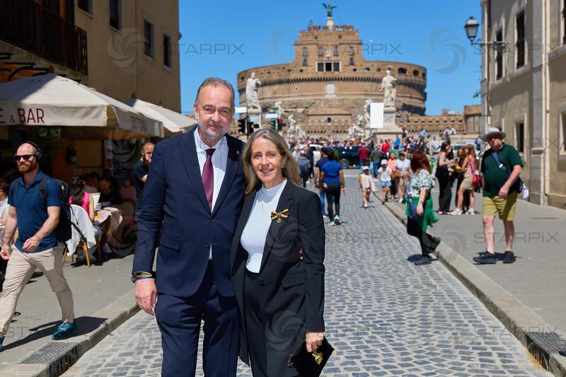 Karl Habsburg mit Frau bei der Engelsburg in Rom 