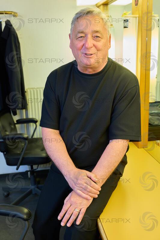 Copyright: Starpix / A. Tuma, 02.05.2026 Wien , Andreas VITASEK, Portrait,  Andreas Vitasek feiert den 70. Geburtstag am 1. Mai 2026 mit der 100. Vorstellung seines DER HERR KARL  im Rabenhof Theater.
 