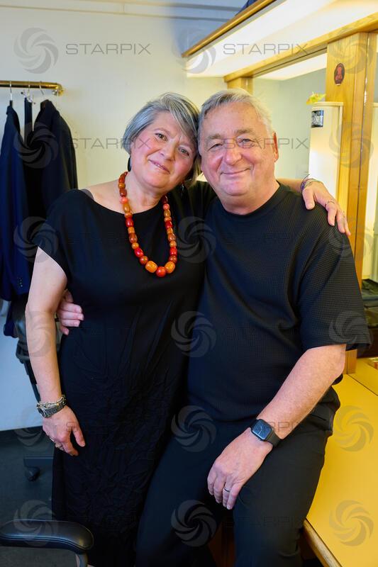 Copyright: Starpix / A. Tuma, 02.05.2026 Wien ,  Daria und Andreas VITASEK,   Andreas Vitasek feiert den 70. Geburtstag am 1. Mai 2026 mit der 100. Vorstellung seines DER HERR KARL  im Rabenhof Theater.
 