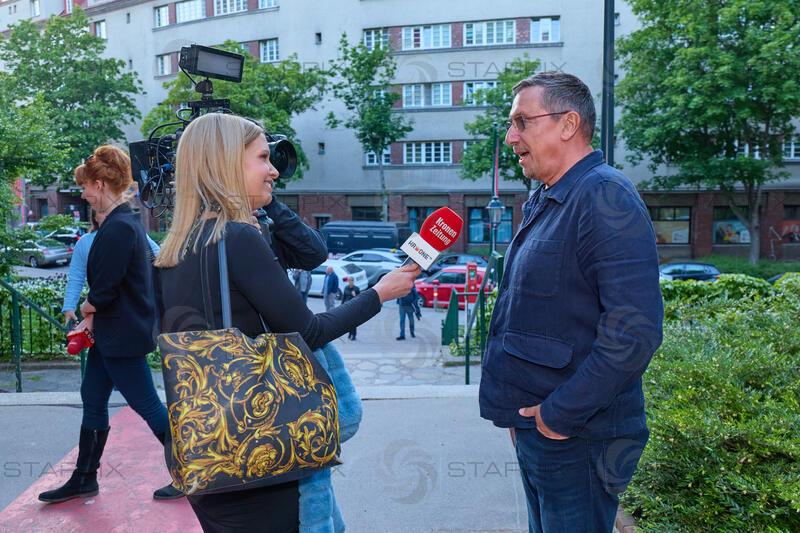 Copyright: Starpix / A. Tuma, 02.05.2026 Wien ,  Birgit WALDSAM,   Viktor GERNOT , Portrait, Andreas Vitasek feiert den 70. Geburtstag am 1. Mai 2026 mit der 100. Vorstellung seines DER HERR KARL  im Rabenhof Theater.
 