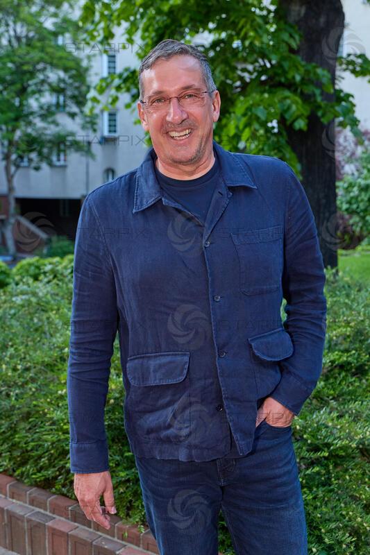 Copyright: Starpix / A. Tuma, 02.05.2026 Wien , Viktor GERNOT , Portrait, Andreas Vitasek feiert den 70. Geburtstag am 1. Mai 2026 mit der 100. Vorstellung seines DER HERR KARL  im Rabenhof Theater.
 