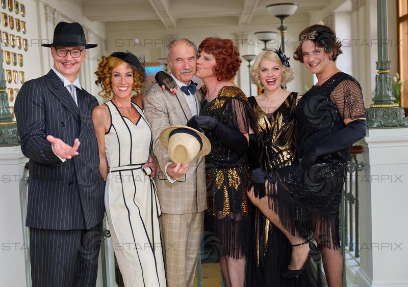 Copyright: Starpix / A. Tuma, 04.05.2026 Wien , Bernhard MAJCEN, Adriana ZARTL,  Johannes TERNE,  Okan CÖMERT, Lola WITZMANN, Daniel KEBERLE,    (Sugar - Manche mögen´s heiß - Sommernachtskomödie Rosenburg) Programmpräsentation Theaterfest Niederöstterreich 2026 im Palais NÖ Wien