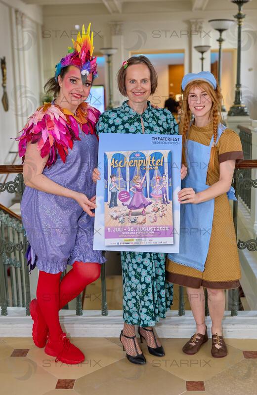 Copyright: Starpix / A. Tuma, 04.05.2026 Wien ,   Gudrun Nikodem-Eichenhardt, Nina BLUM, Patrizia LEITSONI,  (Aschenputtel neu getanzt - Schloss Poysdorf) ), Programmpräsentation Theaterfest Niederösterreich 2026 im Palais NÖ Wien