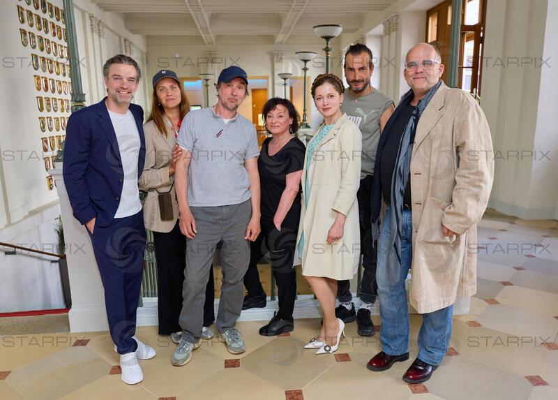 Copyright: Starpix / A. Tuma, 04.05.2026 Wien , Jakob SEEBÖCK,    Larissa FUCHS, Pascal LALO, , Wiltrud SCHREINER,  Alexandra Maria NUTZ,  Fabian KRÜGER,  Alexander Paul KUBELKA, (Till Eulenspiegel - Sommerspiele Perchtoldsdorf )Programmpräsentation Theaterfest Niederösterreich 2026 im Palais NÖ Wien