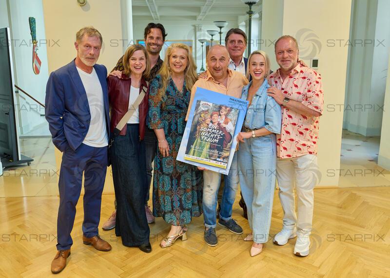 Copyright: Starpix / A. Tuma, 04.05.2026 Wien ,  Andreas LUST, Caroline VASICEK,   Peter WINDHOFER,  Susanna HIRSCHLER, Christoph FÄLBL, Christian SPATZEK,  Michelle HÄRLE,  , Reinhard NOWAK, (Ein Sommernachtstraum - Festspiele Stockerau),    Programmpräsentation Theaterfest Niederösterreich 2026 im Palais NÖ Wien