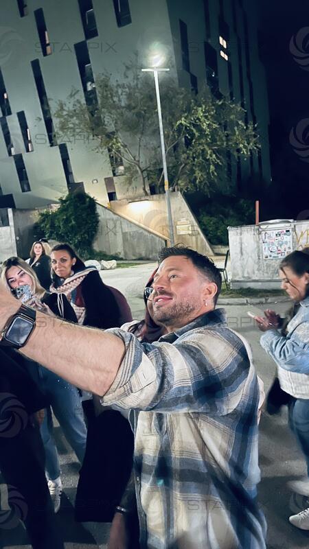 Die Musiker der Band " Blue " widmen sich Ihren Fans vor dem Konzert im Gasometer Wien