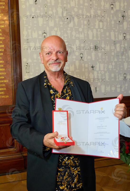 Copyright: Starpix / A. Tuma, 26.05.2026 Wien, Gary LUX, mit Orden und Urkunde, ,  Goldene Ehrenzeichen für Verdienste um die Republik Österreich an Gary Lux - im Künstlerhaus -Salon Karlsplatz.
