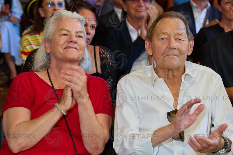 Copyright: Starpix / A. Tuma, 26.05.2026 Wien, Wolfgang AMBROS und Frau Uta SCHÄFAUER, ,  Goldene Ehrenzeichen für Verdienste um die Republik Österreich an Gary Lux - im Künstlerhaus -Salon Karlsplatz.