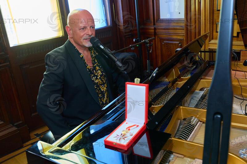 Copyright: Starpix / A. Tuma, 26.05.2026 Wien, Gary LUX, ,  Goldene Ehrenzeichen für Verdienste um die Republik Österreich an Gary Lux - im Künstlerhaus -Salon Karlsplatz.