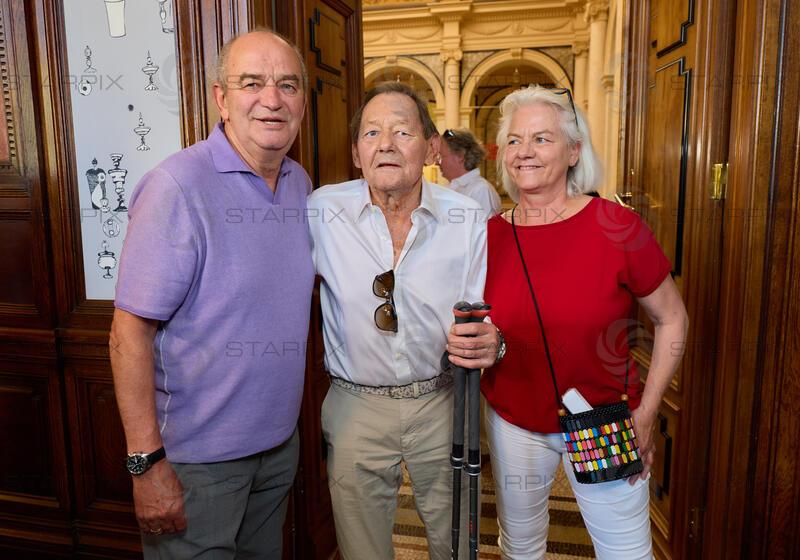 Copyright: Starpix / A. Tuma, 26.05.2026 Wien, Herbert PROHASKA   Wolfgang AMBROS und Frau Uta SCHÄFAUER, ,  Goldene Ehrenzeichen für Verdienste um die Republik Österreich an Gary Lux - im Künstlerhaus -Salon Karlsplatz.