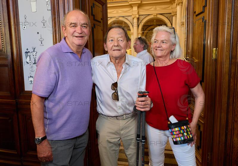 Copyright: Starpix / A. Tuma, 26.05.2026 Wien, Herbert PROHASKA   Wolfgang AMBROS und Frau Uta SCHÄFAUER, ,  Goldene Ehrenzeichen für Verdienste um die Republik Österreich an Gary Lux - im Künstlerhaus -Salon Karlsplatz.