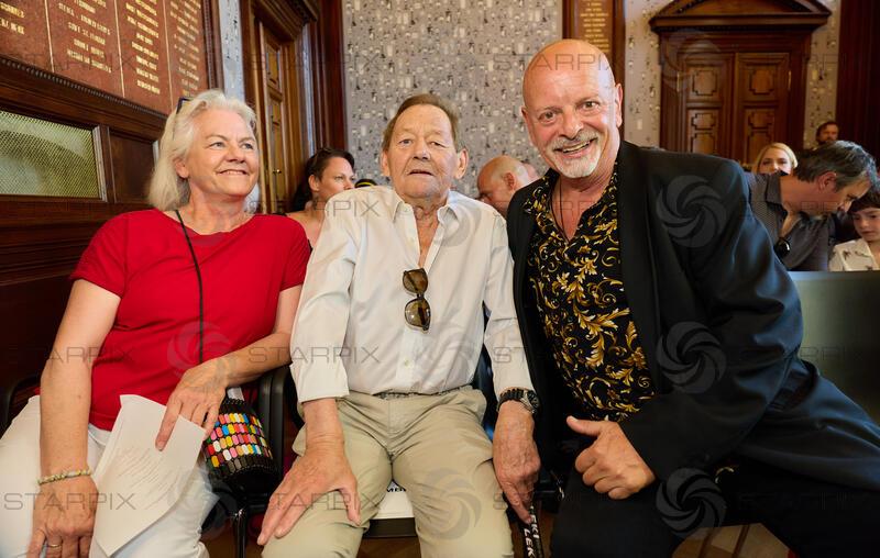 Copyright: Starpix / A. Tuma, 26.05.2026 Wien,   Wolfgang AMBROS und Frau Uta SCHÄFAUER, Gary LUX, ,  Goldene Ehrenzeichen für Verdienste um die Republik Österreich an Gary Lux - im Künstlerhaus -Salon Karlsplatz.
