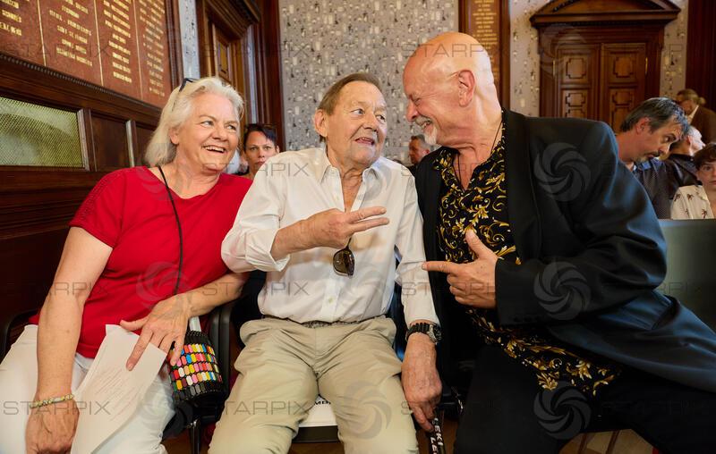 Copyright: Starpix / A. Tuma, 26.05.2026 Wien,   Wolfgang AMBROS und Frau Uta SCHÄFAUER, Gary LUX, ,  Goldene Ehrenzeichen für Verdienste um die Republik Österreich an Gary Lux - im Künstlerhaus -Salon Karlsplatz.