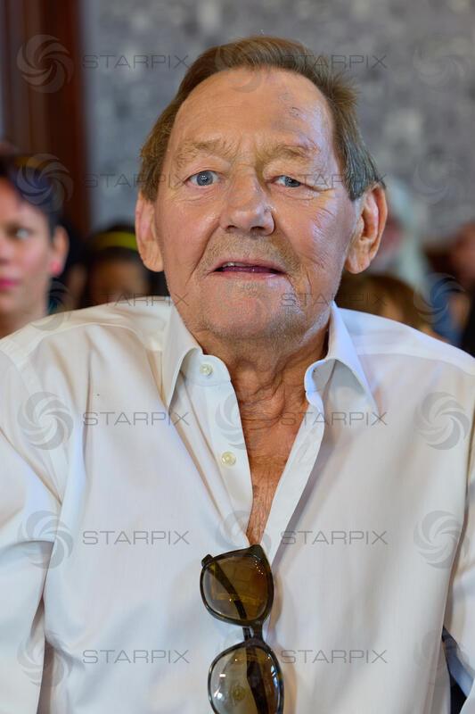 Copyright: Starpix / A. Tuma, 26.05.2026 Wien, Wolfgang AMBROS,   Portrait,  Goldene Ehrenzeichen für Verdienste um die Republik Österreich an Gary Lux - im Künstlerhaus -Salon Karlsplatz.