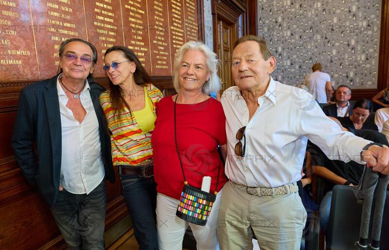 Copyright: Starpix / A. Tuma, 26.05.2026 Wien,  Christian KOLONOVITS, Brigitte JUST,    Wolfgang AMBROS und Frau Uta SCHÄFAUER,  ,  Goldene Ehrenzeichen für Verdienste um die Republik Österreich an Gary Lux - im Künstlerhaus -Salon Karlsplatz.
