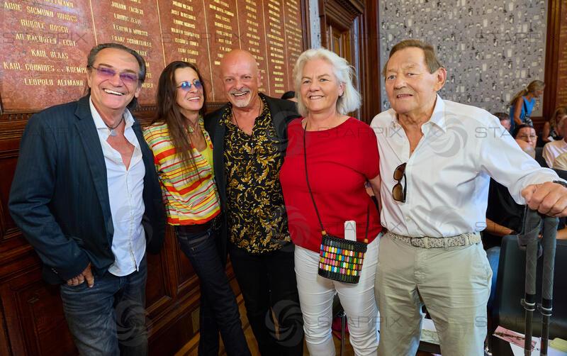 Copyright: Starpix / A. Tuma, 26.05.2026 Wien,  Christian KOLONOVITS, Brigitte JUST,  Gary LUX, , Wolfgang AMBROS und Frau Uta SCHÄFAUER,  ,  Goldene Ehrenzeichen für Verdienste um die Republik Österreich an Gary Lux - im Künstlerhaus -Salon Karlsplatz.