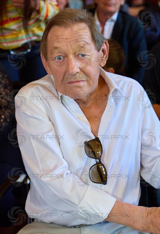 Copyright: Starpix / A. Tuma, 26.05.2026 Wien, Wolfgang AMBROS,   Portrait,  Goldene Ehrenzeichen für Verdienste um die Republik Österreich an Gary Lux - im Künstlerhaus -Salon Karlsplatz.