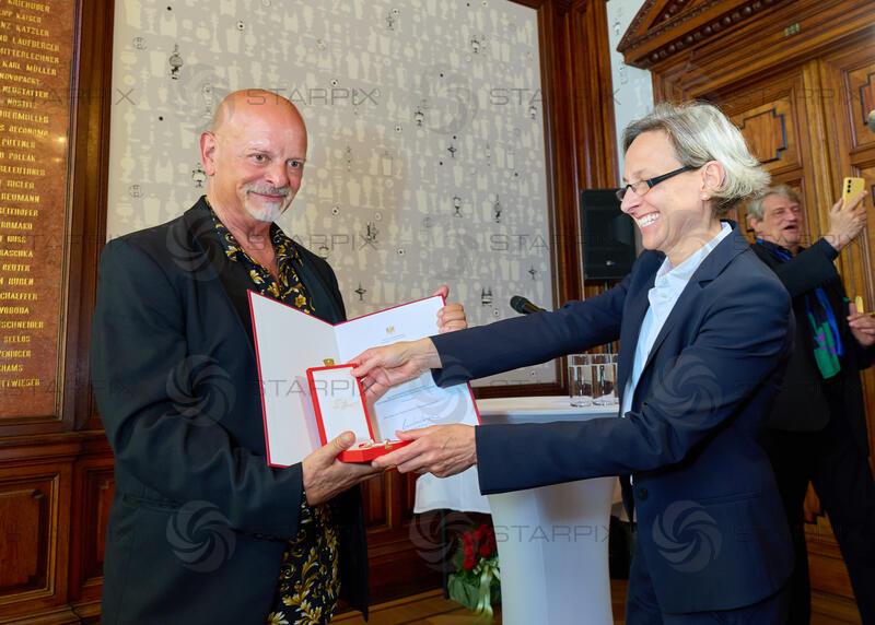 Copyright: Starpix / A. Tuma, 26.05.2026 Wien,   Gary LUX, Doris WOLFSLEHNER, Goldene Ehrenzeichen für Verdienste um die Republik Österreich an Gary Lux - im Künstlerhaus -Salon Karlsplatz.