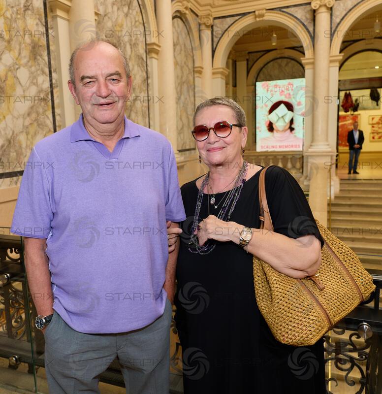 Copyright: Starpix / A. Tuma, 26.05.2026 Wien,   Herbert PROHASKA  mit Frau Elisabeth,     Goldene Ehrenzeichen für Verdienste um die Republik Österreich an Gary Lux - im Künstlerhaus -Salon Karlsplatz.