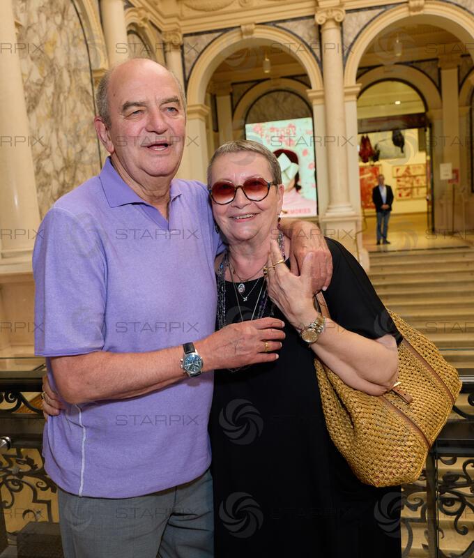 Copyright: Starpix / A. Tuma, 26.05.2026 Wien,   Herbert PROHASKA  mit Frau Elisabeth,     Goldene Ehrenzeichen für Verdienste um die Republik Österreich an Gary Lux - im Künstlerhaus -Salon Karlsplatz.